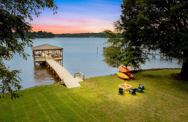 NEW! Huge Covered Dock, Firepit, Kayaks, Foosball