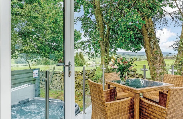 New in 2017. Modern and contemporary 14ft-wide lodge style holiday home.