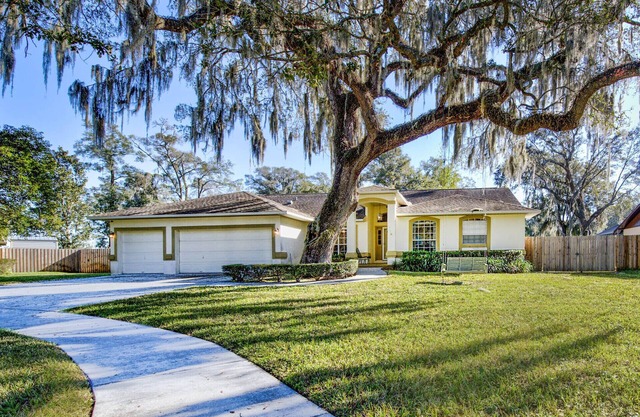 New Inside, Large family home! Furnished w/utils, stay 1-6 months.