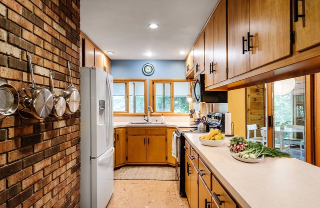 New! Inspired Country Retreat in Lenox Sleeps 8