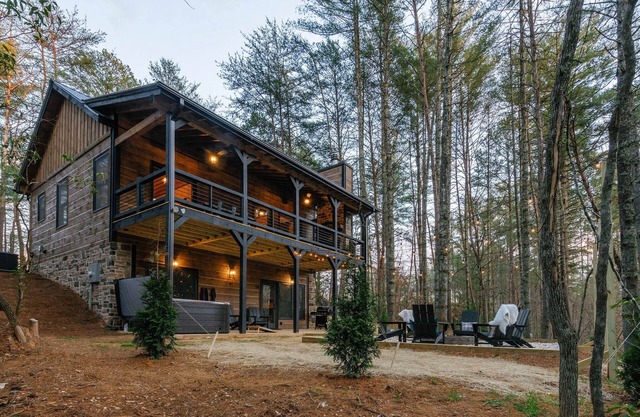 New! Insta-Worthy Luxury Cabin - HotTub + GameRoom