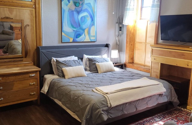 NEW King Bed Downtown Del Norte Apartment
