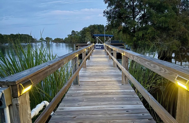 New lakefront 4 bedroom, 2 bath house on Lake Moultrie with dock sleeps 10