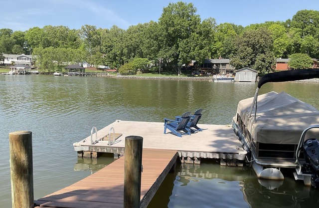 NEW!Lakefront DOCK/HOT TUB/SUP/Kayaks/Fire-pit/Patio, near Airport/Uptown