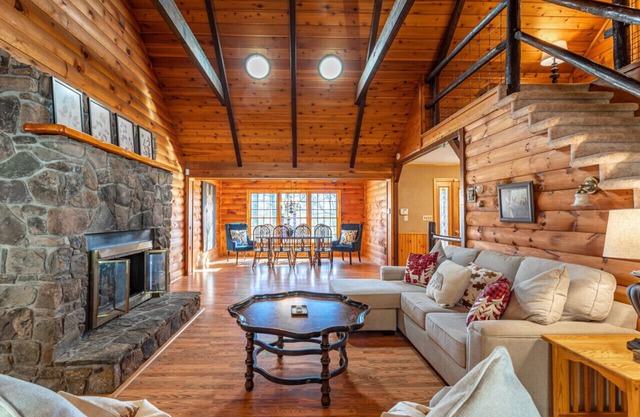NEW: Large Cabin w/Hot Tub & Game Room!