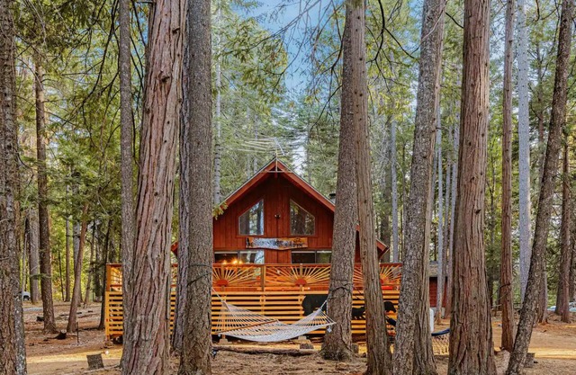 NEW - Lassen Tree Cabin with Hot Tub