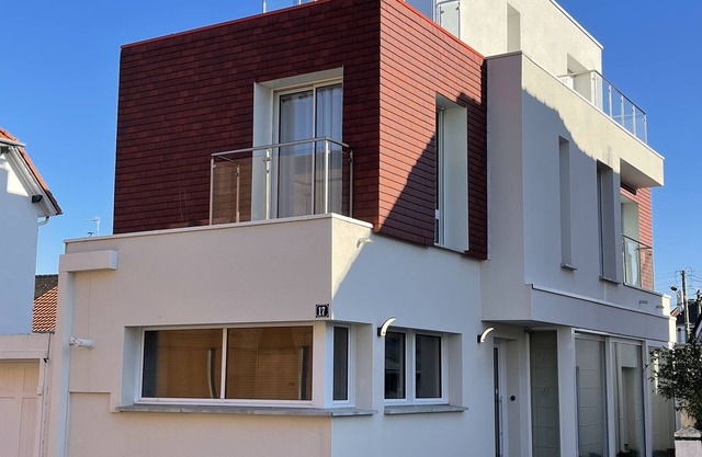 New, light-filled cubic villa 300 metres from the sea & town center
