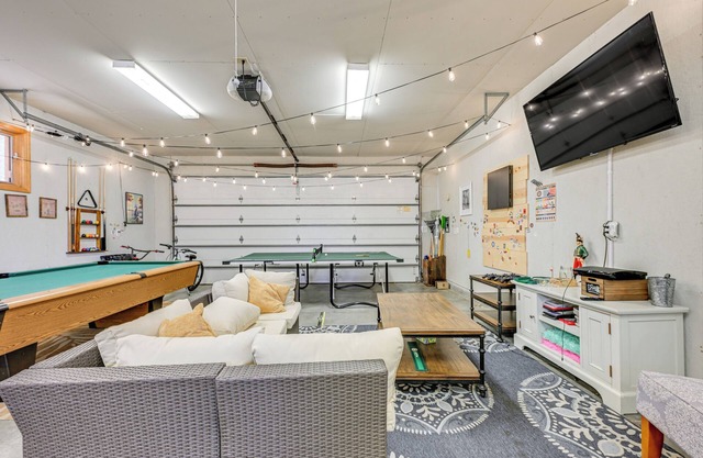 New Lisbon Home w/Fire Pit & Ping-Pong!