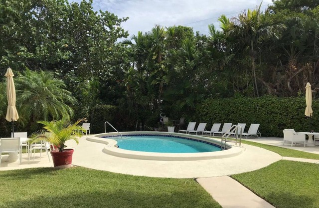 NEW LISTING! 2 bdrm/1 bath. 5-min walk to Beach. Pool & Parking