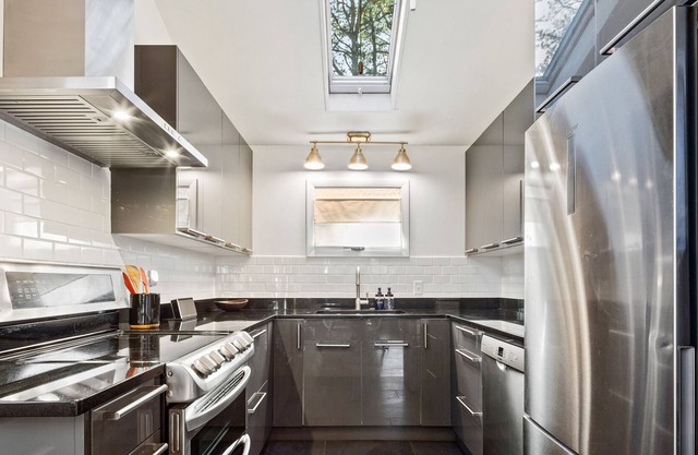 *New Listing 2023* Pitch Pines - Private, Bright, Close To Ocean Side Beaches