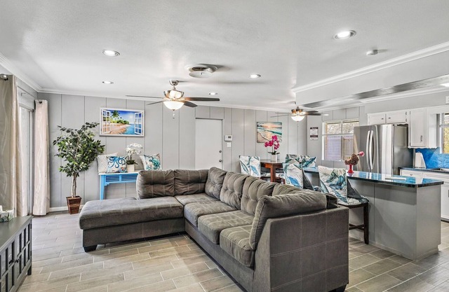 NEW LISTING! 4 Bedrooms (6 beds) Safe Quiet Full-Stocked by RedAwning