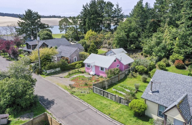New Listing! Adorable remodeled cottage, hot tub, gas grill, walk to restaurants and shopping