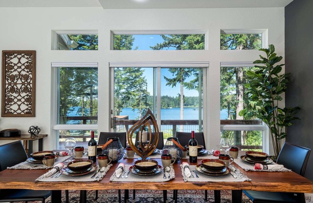 New Listing! Amazing Lakefront 4 Bedroom 4 1/2 Bath,Sleeps 10, w/Bonus room,Incredible Views,Dock