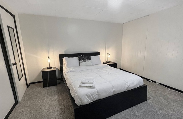 *New Listing* Amazing Views/Minutes from Downtown/Private Parking