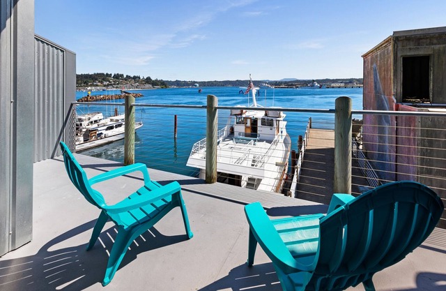New listing! Bayfront Lodge Studio with a Fireplace & Balcony - Near the Beach!