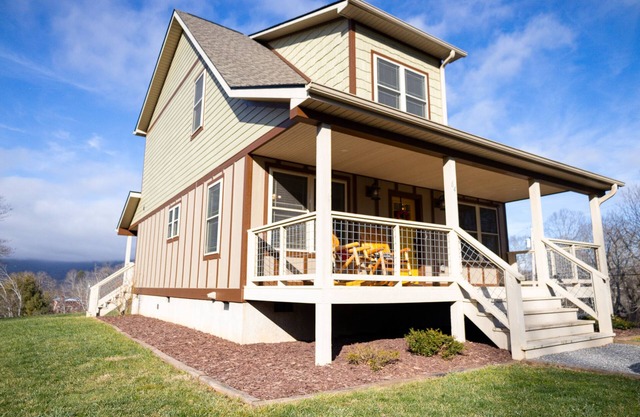 NEW LISTING, Beautiful Mountain views, Minutes to downtown, New construction