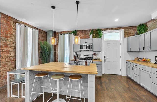 NEW LISTING! BriKCtoria 1100 (5-Bedroom Home) - Pets Allowed