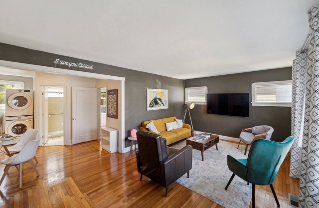 NEW LISTING! Centrally located ❤️ 2 bedrooms walkable by RedAwning