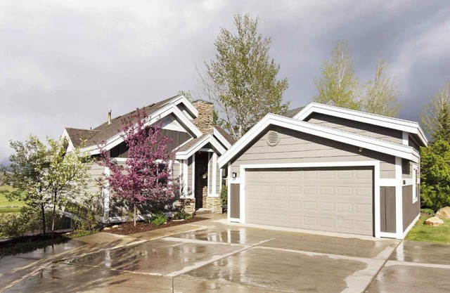 New Listing! Cozy Bear Hollow Home(Sleep 10) w/Private Hot Tub & Mountain View.