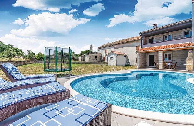 NEW LISTING! House with pool in Bratulići