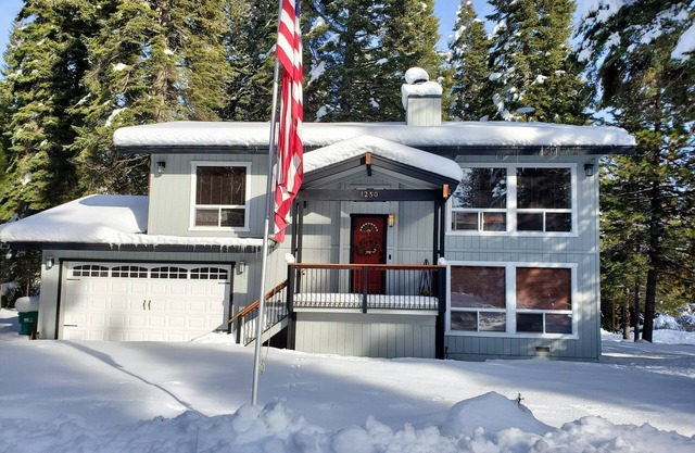 New Listing! Perfect location around the corner from Rec 2 in LACC!