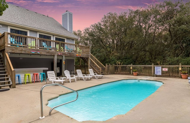 ⭐️New Listing⭐Pool opens mid Apr, HOA Pkg Pass, Dogs ✔️, Beach Chairs🌊☀️🐬