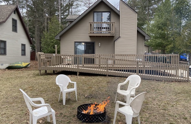 New Listing! Sleeps 10. Across from Upper Silver Lake