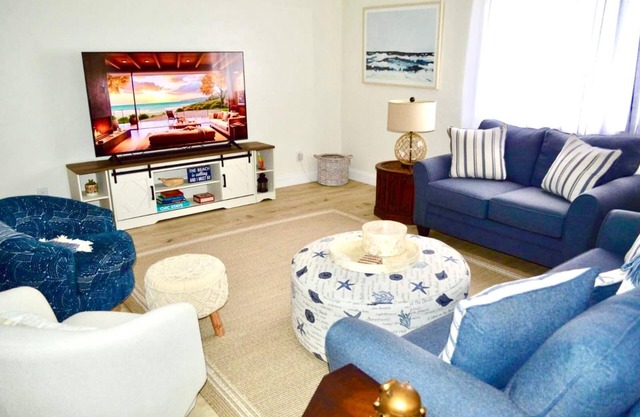 NEW LISTING! Spacious 2-bed coastal home in Bonita Beach - 5 min from Beach!