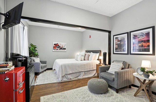 New Listing! The 483 Suite - Walk to Stadium!