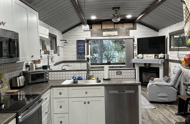 NEW LISTING! Tiny home with Lake views! Perfect for couples and small families!