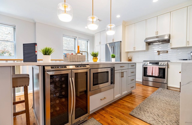NEW LISTING! Windy City Getaway | 3BR 2BA Chicago Townhouse by RedAwning
