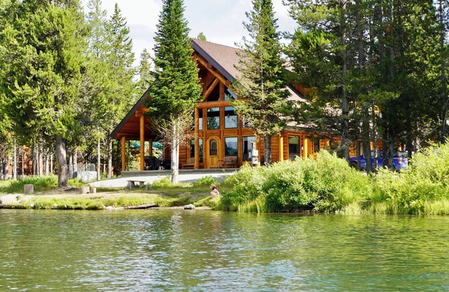 New log home on river, 25 miles from Yellowstone, mountain view