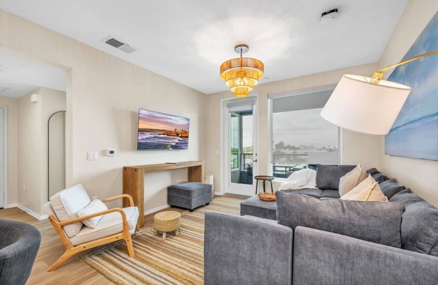 NEW Lux North Park Gem~King Beds~Workspaces~Parking~Central Location!