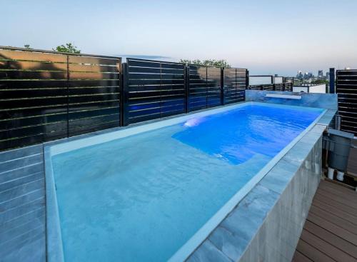 NEW Luxe Skyline Views - 20' Heated Rooftop Pool