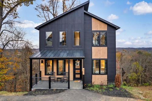 New Luxurious 4Bd 5B Ensuite Cabin with Indoor Pool, HotTub, Theater and Game Room, Spring Deal