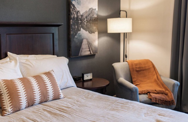 NEW Luxurious Centrally Located Getaway Suite