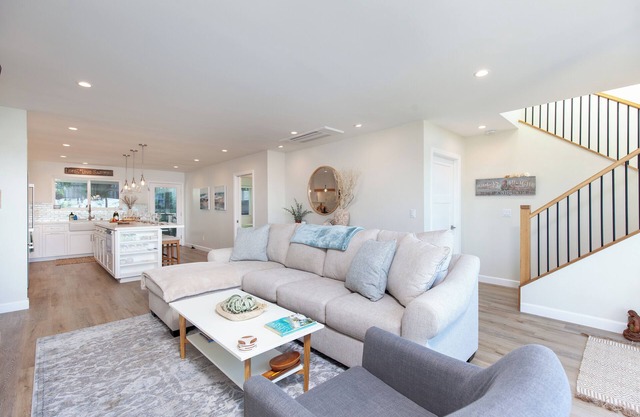New Luxurious Ocean Beach Home/private backyard!