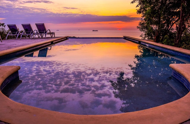New Luxury 1 Bedroom SeaScape Condo in West Roatan w/Pool & Ocean Views