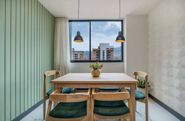 New Luxury 3BR Apt Laureles - AC and fast Wifi