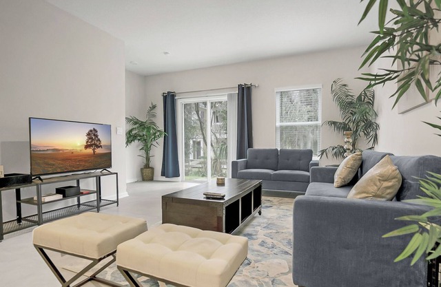 NEW Luxury 3BR Suite Near Shops, Restaurants &More