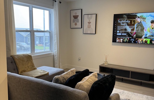 New Luxury 4-Bedroom Getaway, St. John's| 3.5 Bath| Free Parking| Private Patio