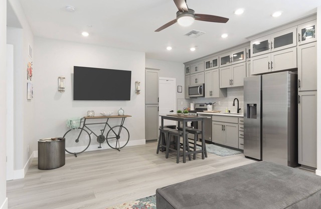 New Luxury Attached- 1 BR Guest Suite, w/Kitchen, Pvt