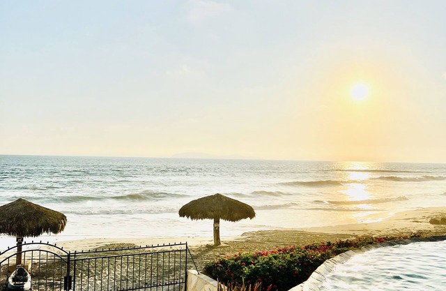 New Luxury Beachfront Condo in Mar y Sol- Just 6 min away from Papa's & Beer!
