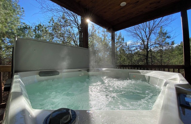 New Luxury Cabin/Hot Tub/Fire Pit/Corn Hole/Indoor & Outdoor Fireplaces/Games