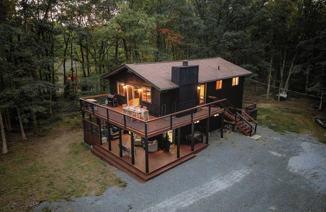 New! Luxury Chalet-Sauna-Hot tub-Fall Foliage-Hikes-Near Jim Thorpe-PAC Man