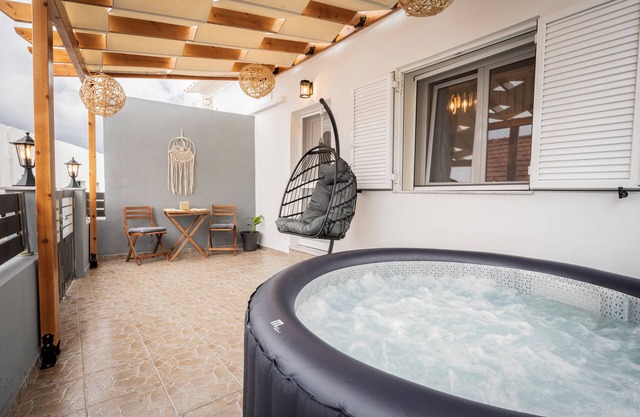 New - Luxury Getaway with Jacuzzi Platanos House - Salakos