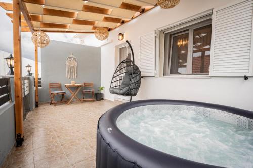 New - Luxury Getaway with Jacuzzi Platanos House - Salakos