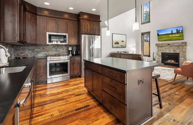 New, Luxury Home in Suncadia! Great Value * Hot Tub * Specials!