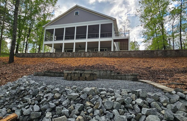 New Luxury Lakefront Getaway! Panoramic Views, New Hot Tub, Game Room & Kayaks!