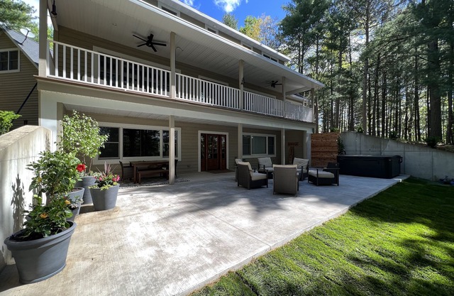 New! Luxury Lakefront Lodge - Pier, Beach, Boats, Hot Tub, Fire pits, Fireplaces